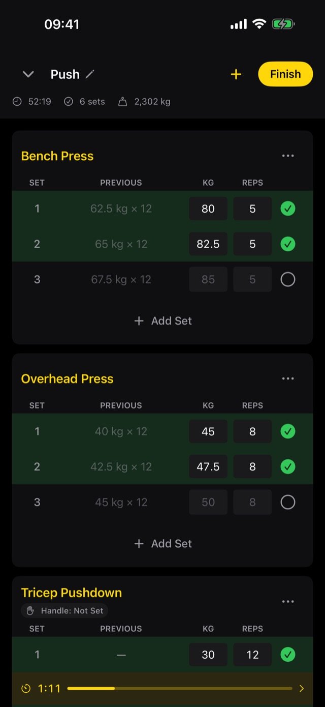 Kraft workout screen: Bench Press and Overhead Press with logged sets, previous weights, and a rest timer running.